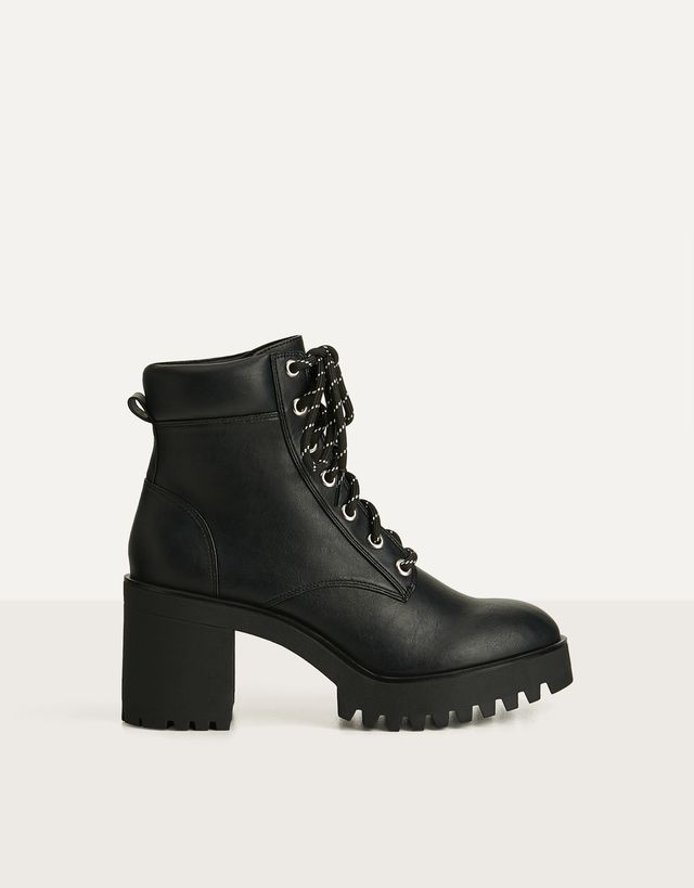 Botines tacón acordonados - null - Bershka Panamá