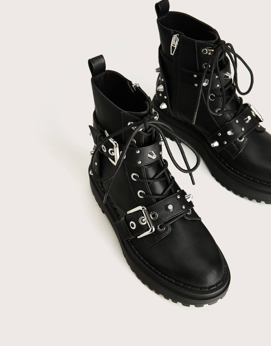 Botines plataforma tachas y joyas - Zapato Plano - Bershka Guatemala