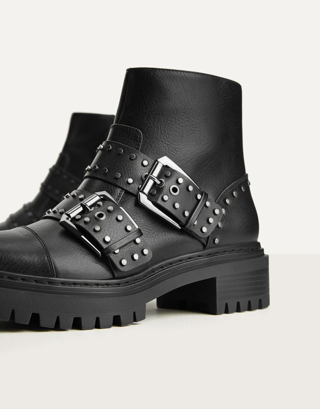 Botines planos detalle hebillas y tachas - Botas y Botines - Bershka  Honduras