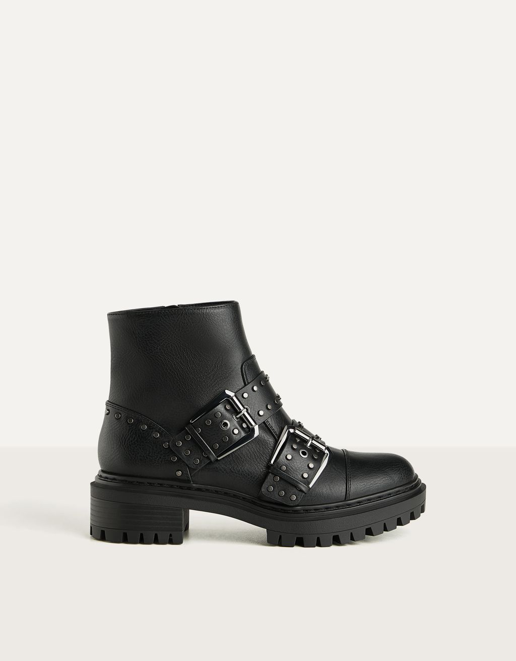 Botines planos detalle hebillas y tachas - Botas y Botines - Bershka  Honduras