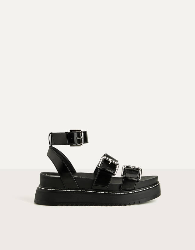 Strappy platform sandals with buckle 
