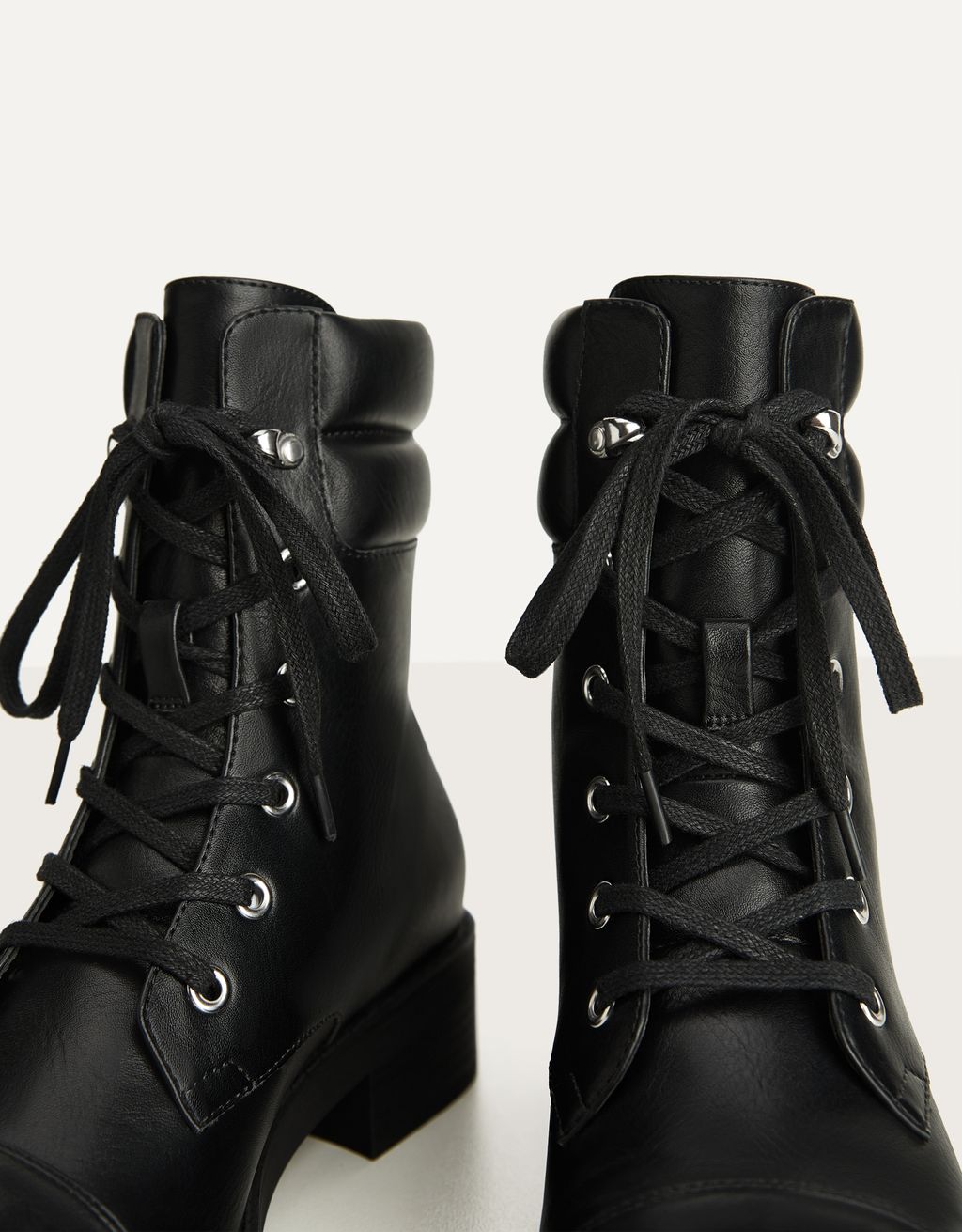 Botines planos acordonados - null - Bershka España - Islas Canarias