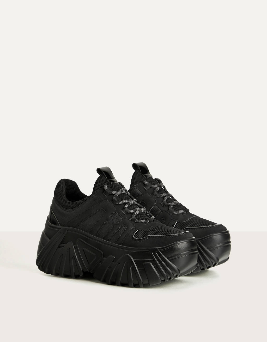 Gynaikeia Ypodhmata Mpotes Sneakers Pedila Kai A8lhtika Bershka