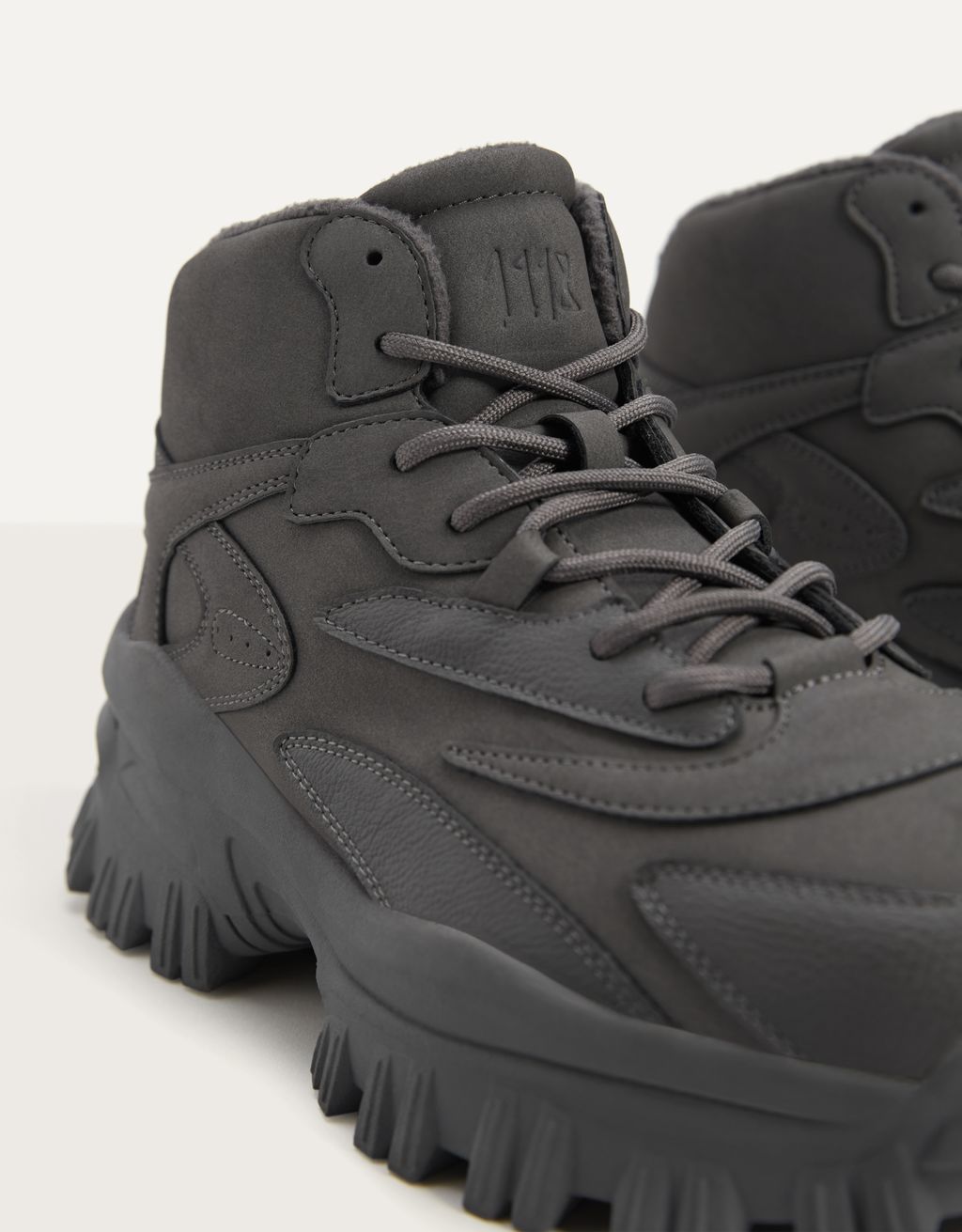 high top hiking shoes