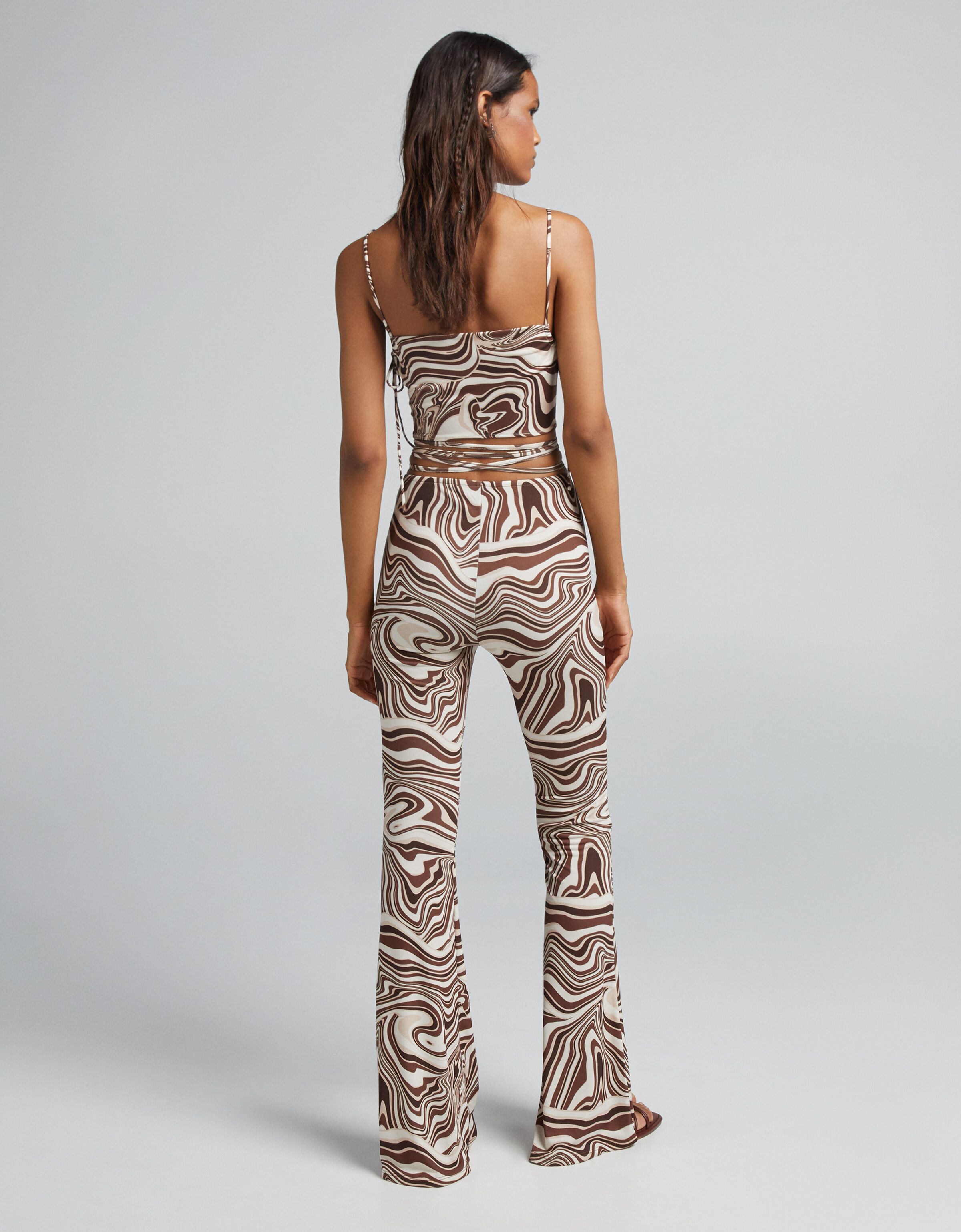Pantaloni pitonati bershka sales
