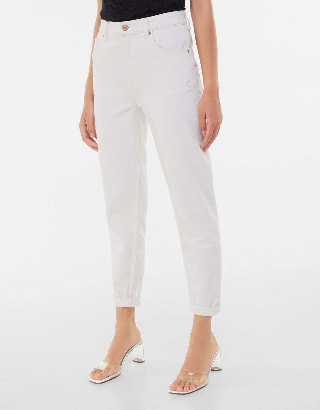 Outfit: Look blanco con chaleco, jeans y tacones #0129