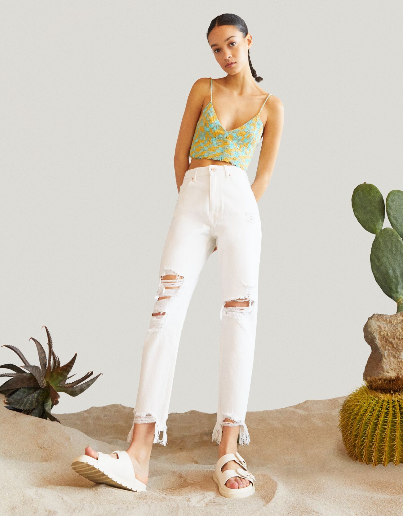 Bershka Distressed detaylı mom jean 0 Bershka Distressed detaylı mom jean 1