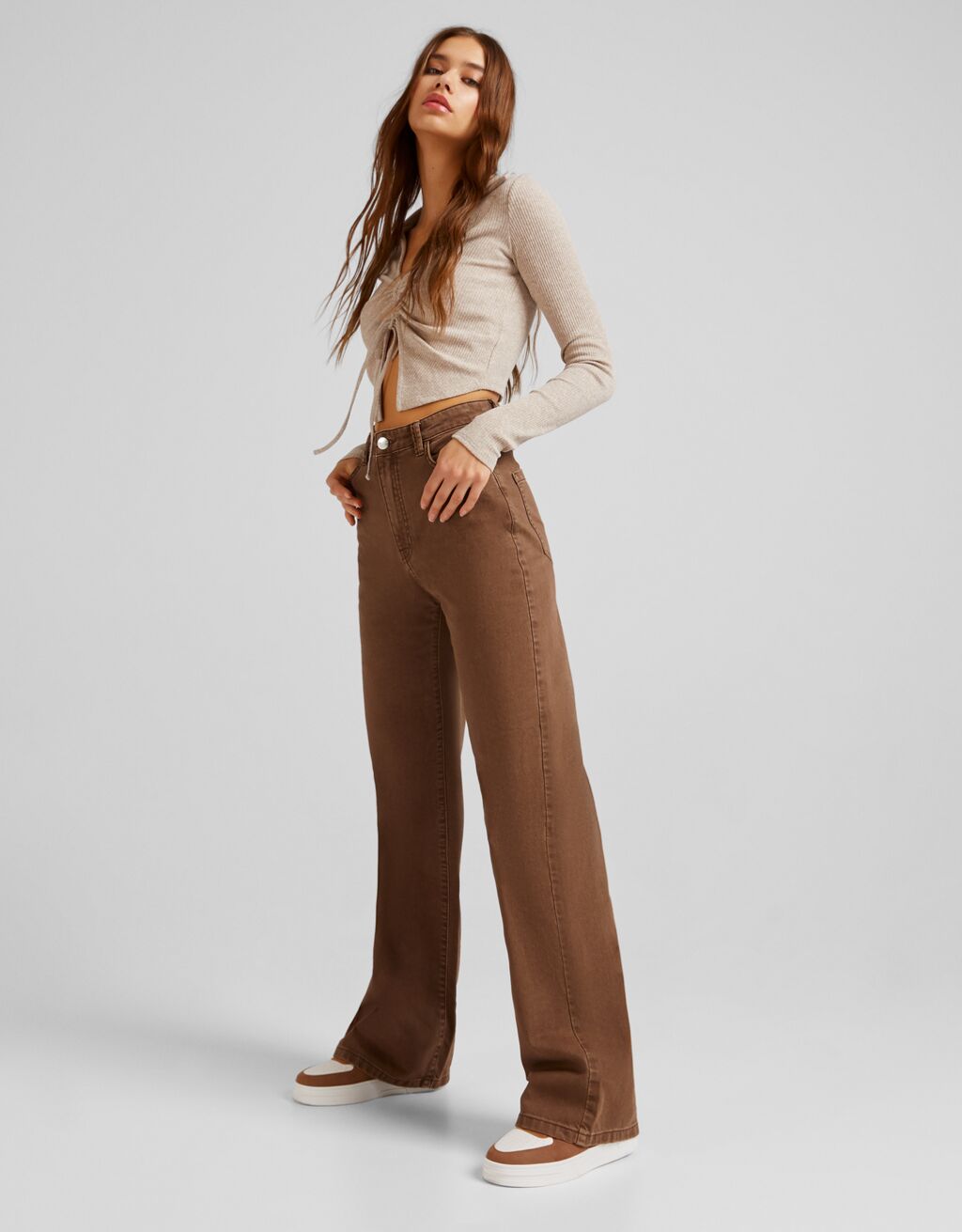 Pantalón sarga wide leg fluido. Foto: Bershka