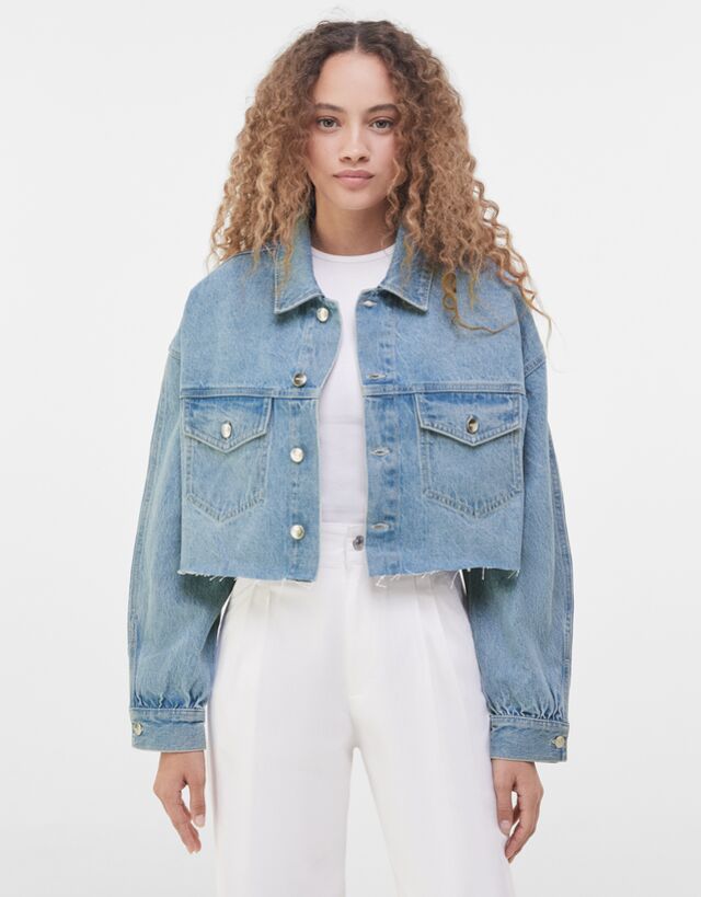 Cazadora cropped denim clearance
