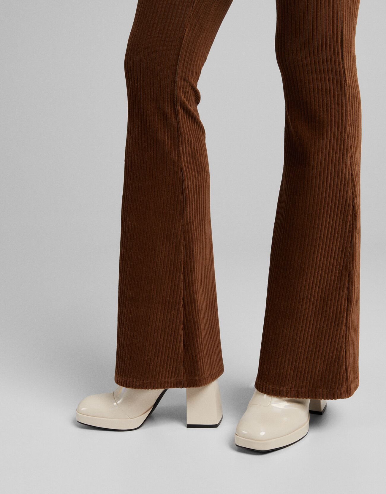 Mujer Pantalón pana flare Negro | Pantalones Bershka \u003c Esperando a Christine