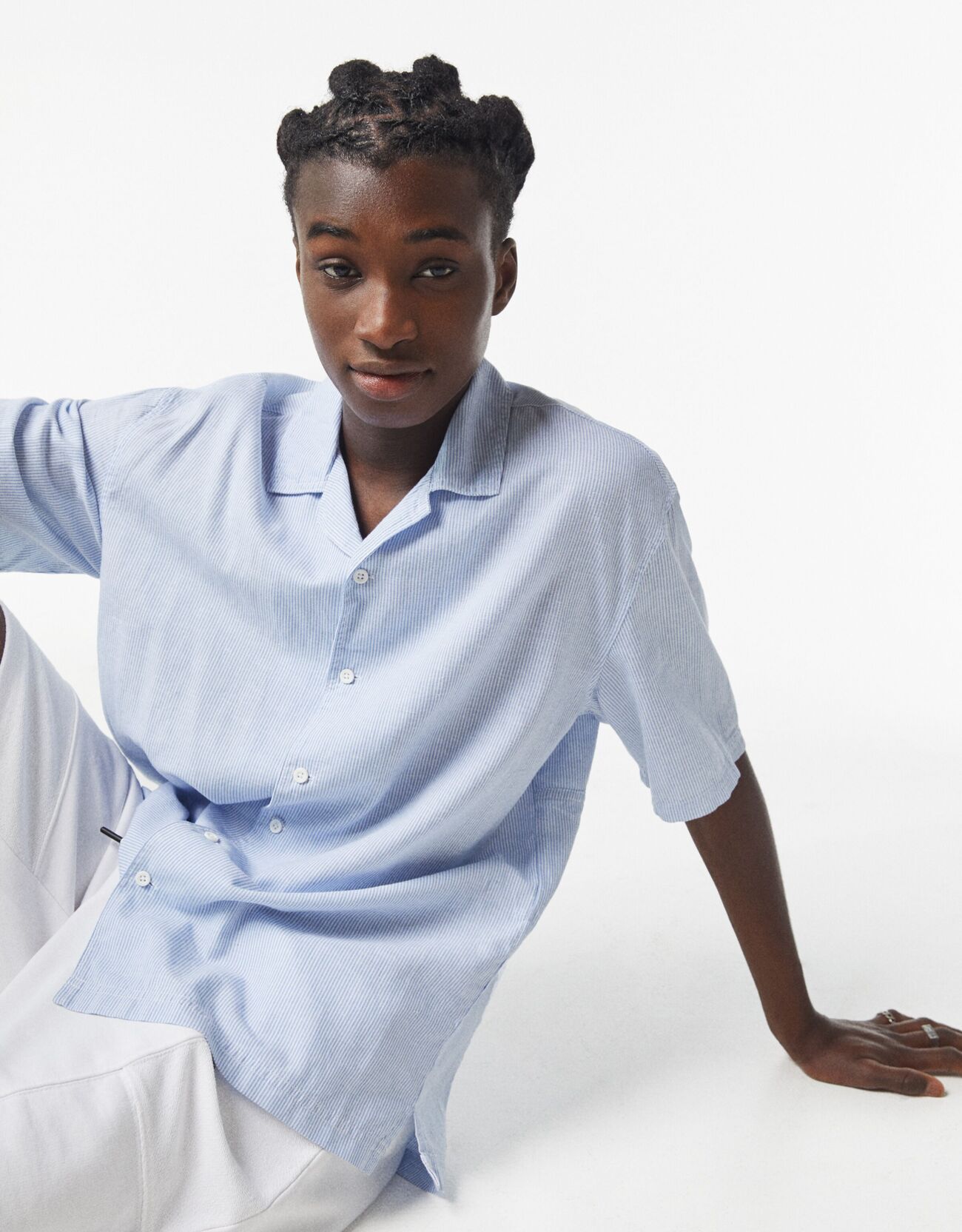 Bershka Relaxed fit keten kısa kollu gömlek 0 Bershka Relaxed fit keten kısa kollu gömlek 1