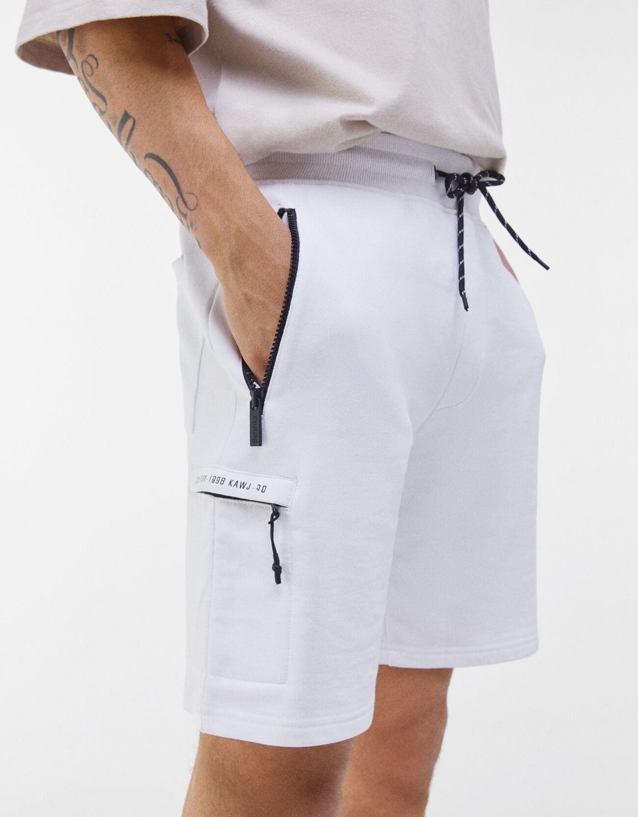 Bershka Cepli pamuklu jogger bermuda şort 2 Bershka Cepli pamuklu jogger bermuda şort 3