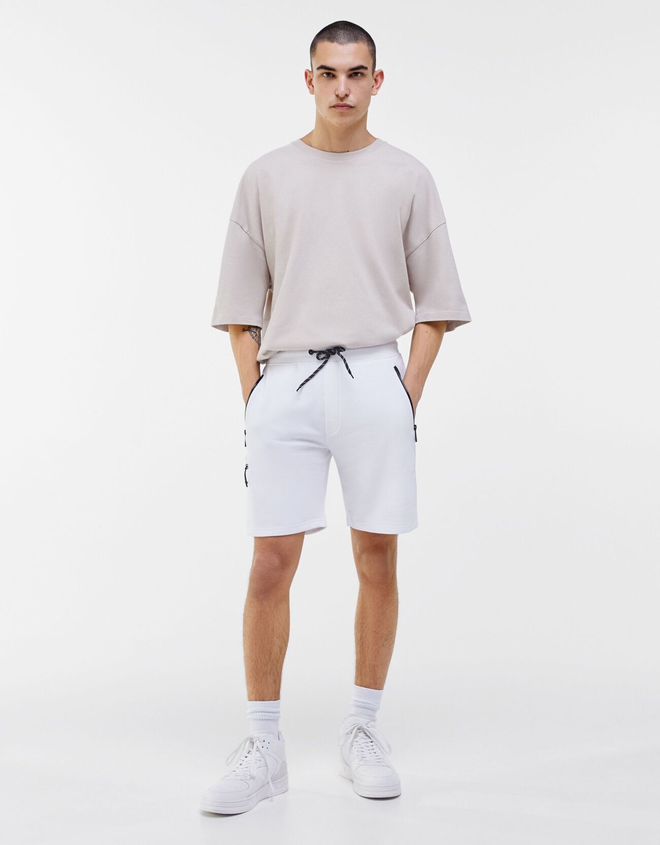 Bershka Cepli pamuklu jogger bermuda şort 0 Bershka Cepli pamuklu jogger bermuda şort 1
