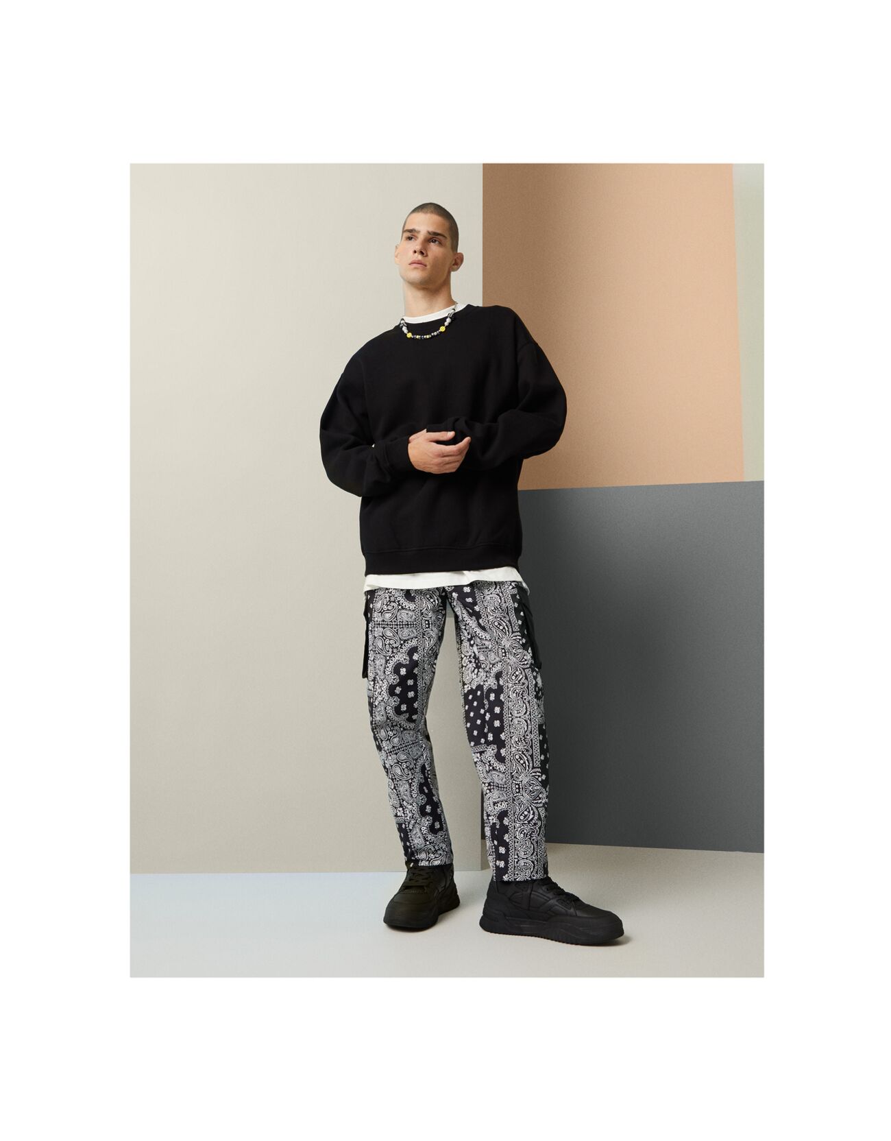 Bershka - Pantalón jogger cargo loose print bandana
