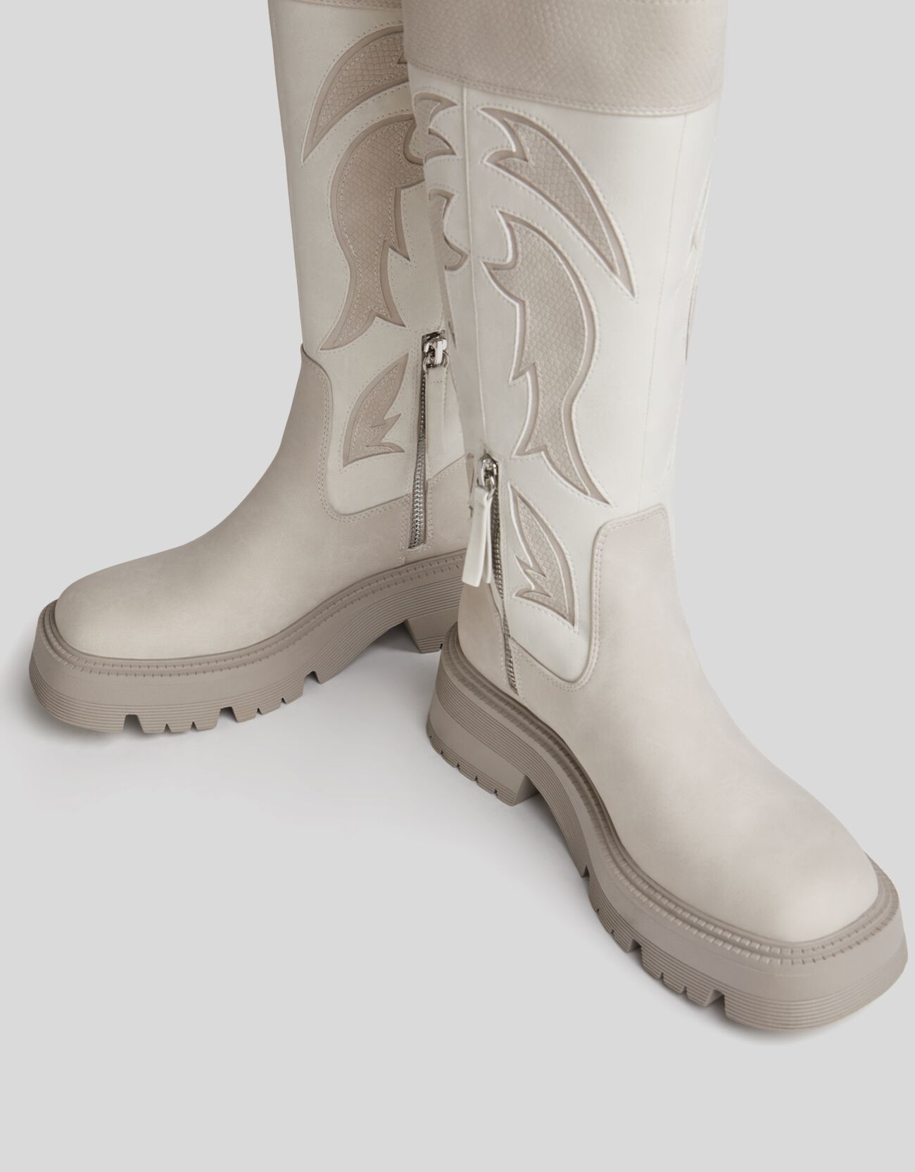 Bershka - Botas planas detalles cowboy