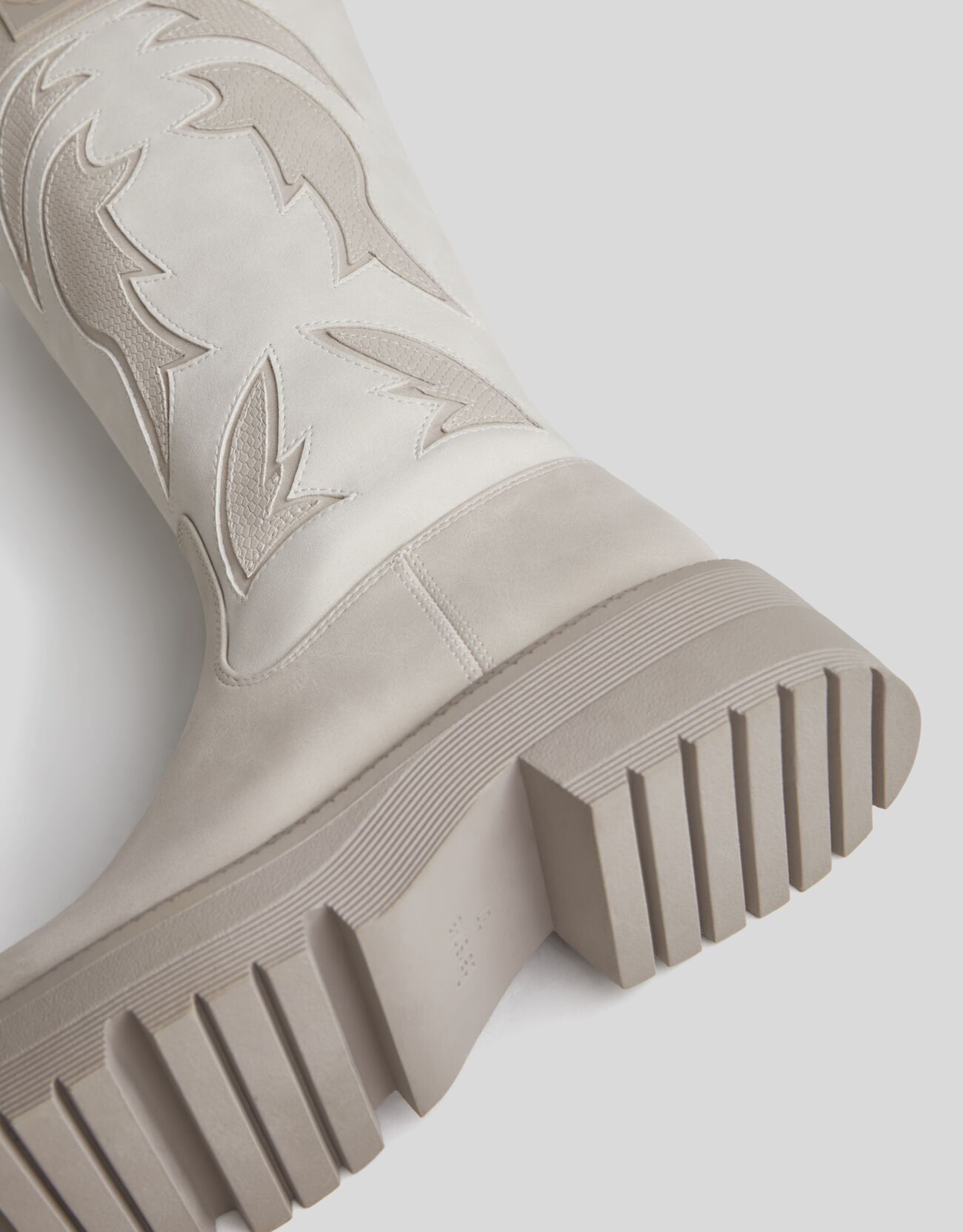 Bershka - Botas planas detalles cowboy