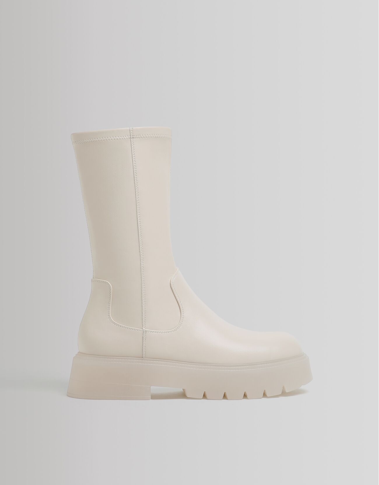 Bershka - Botines plataforma ajustados suela translúcida.