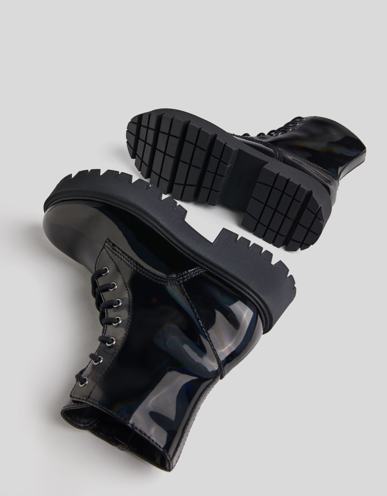 Bershka - Botines acordonados charol irisado