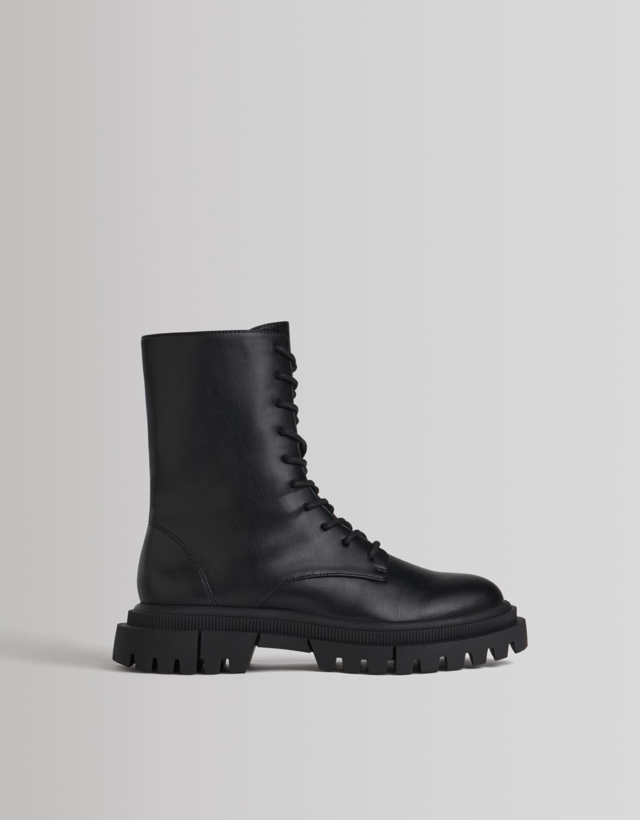 Bershka - Botines planos acordonados