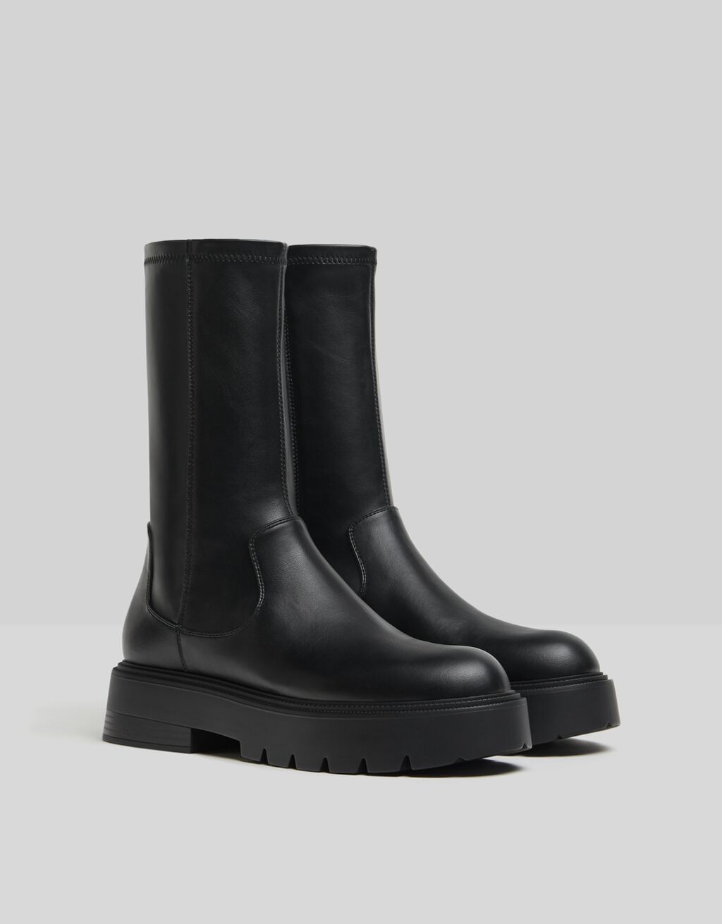 Eng anliegende Plateau-Stiefeletten