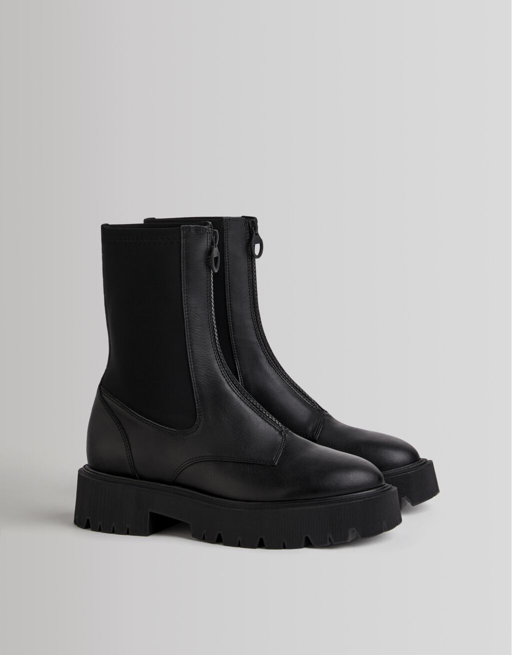 Contrasting ankle boots with front zipper