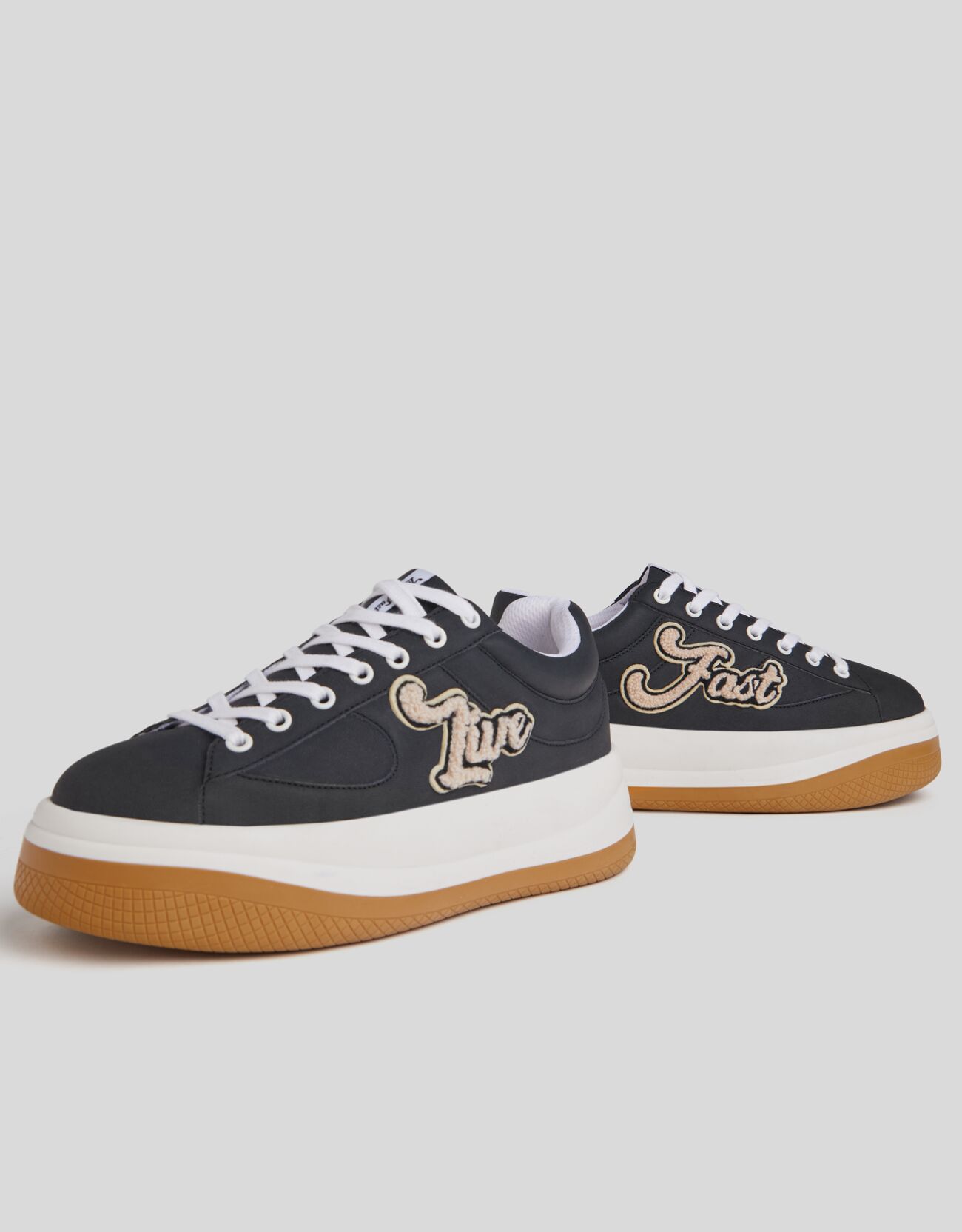 Las plataformas invaden la colección en negro y blanco de la nueva  colección de zapatos de Bershka 2021 - Modalia.es