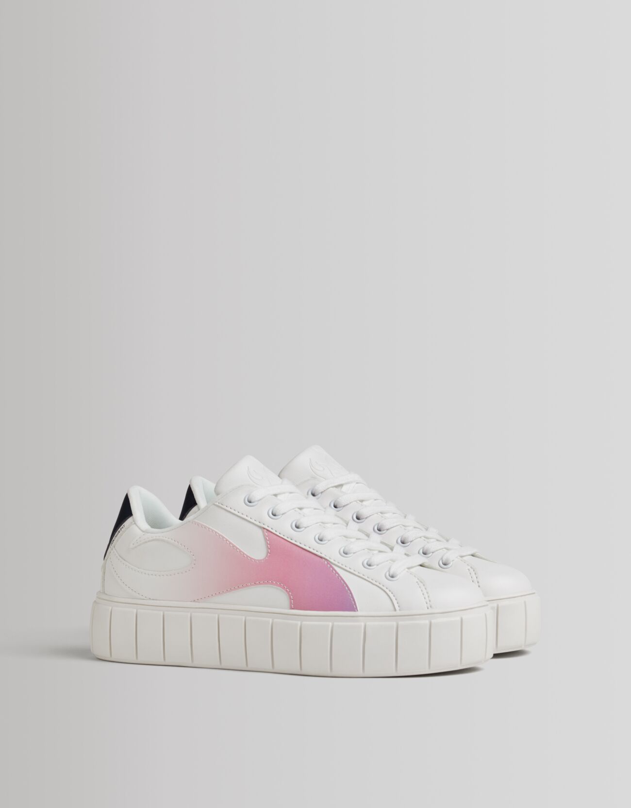 Sneakers met plateauzool en vlammen - Dames | Bershka