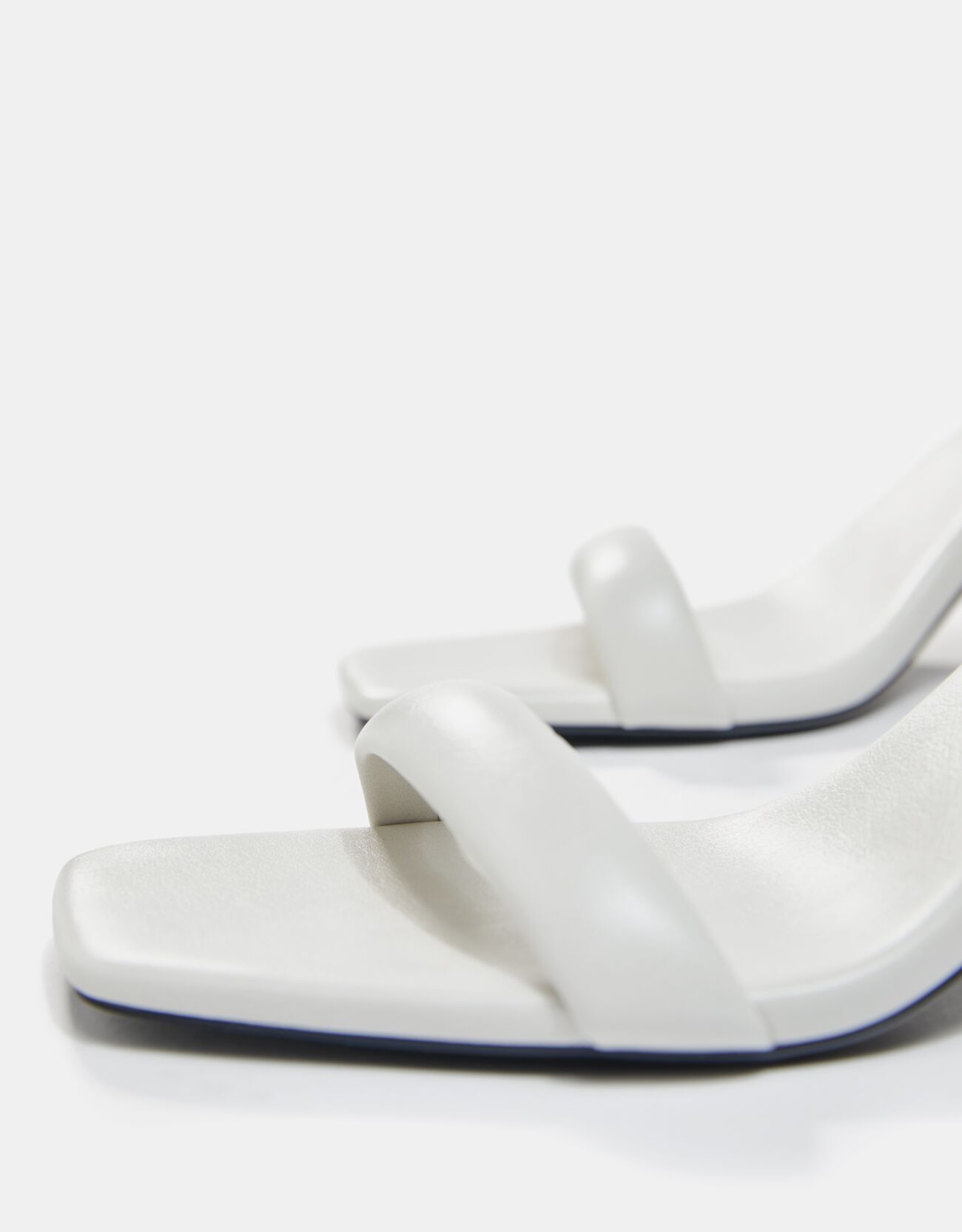 Bershka Dolgulu bantlı topuklu sandalet. 2 Bershka Dolgulu bantlı topuklu sandalet. 2