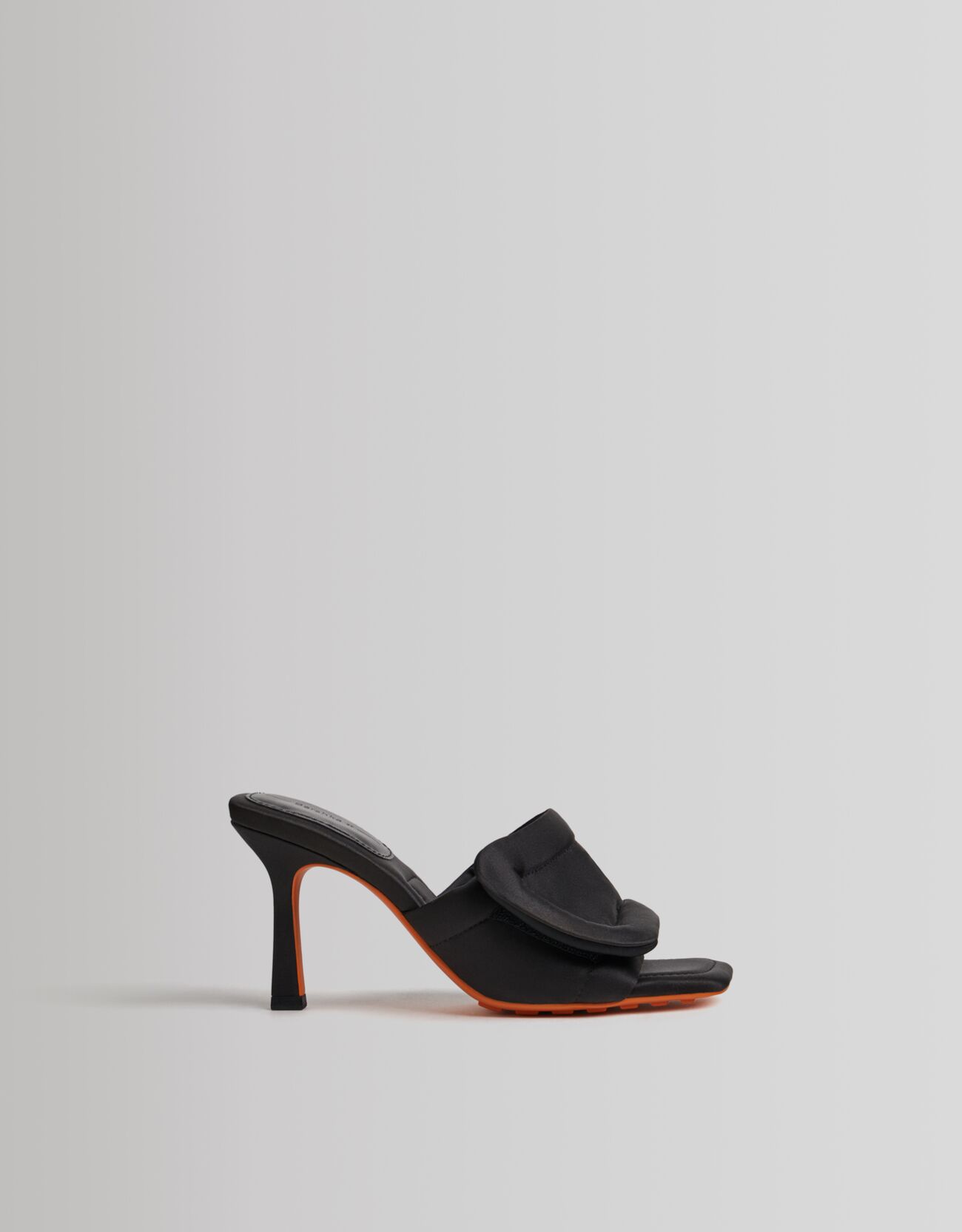 Bershka Dolgulu bantlı topuklu sandalet 0 Bershka Dolgulu bantlı topuklu sandalet 1