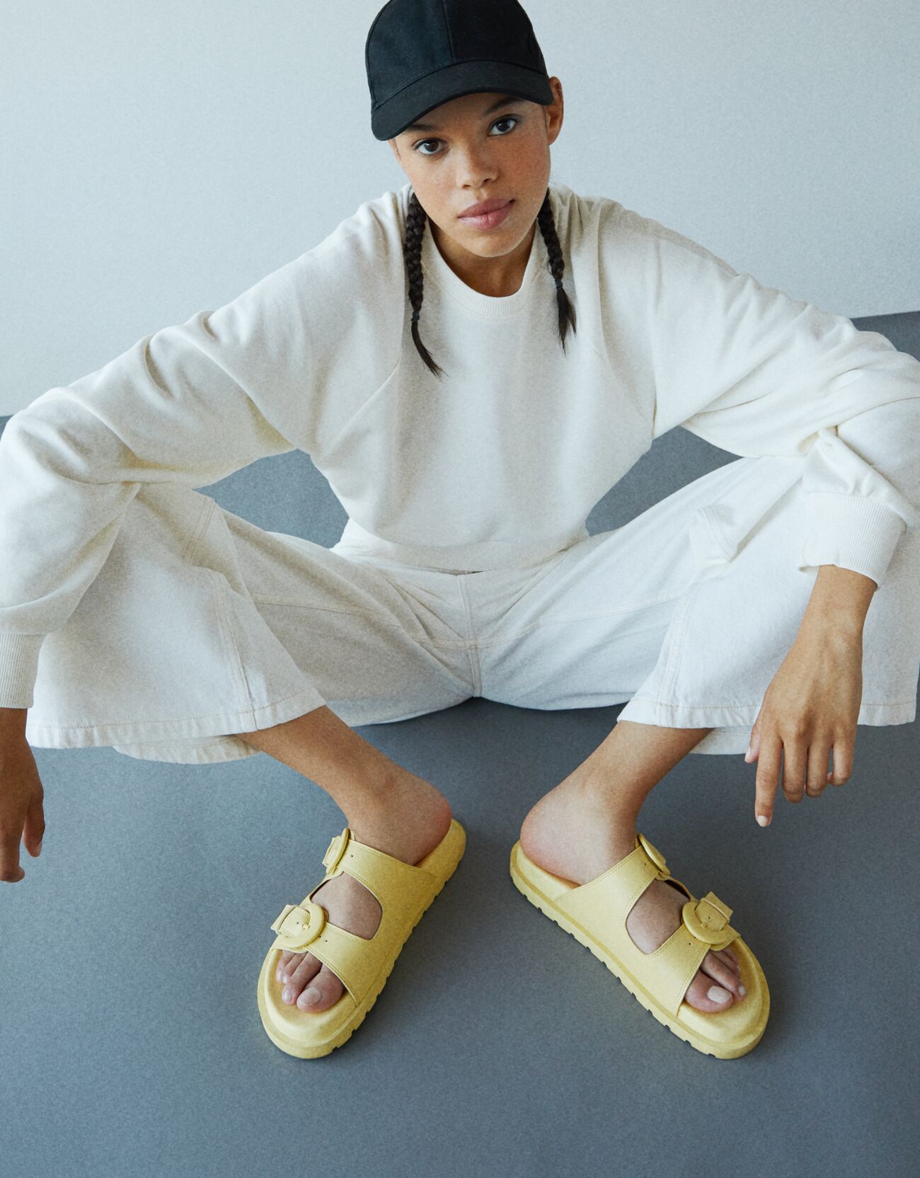 Bershka Tokalı düz sandalet 0 Bershka Tokalı düz sandalet 1