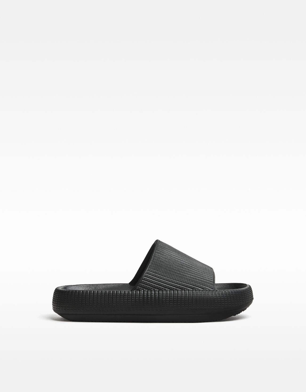 Bershka Dokulu düz sandalet 0 Bershka Dokulu düz sandalet 1