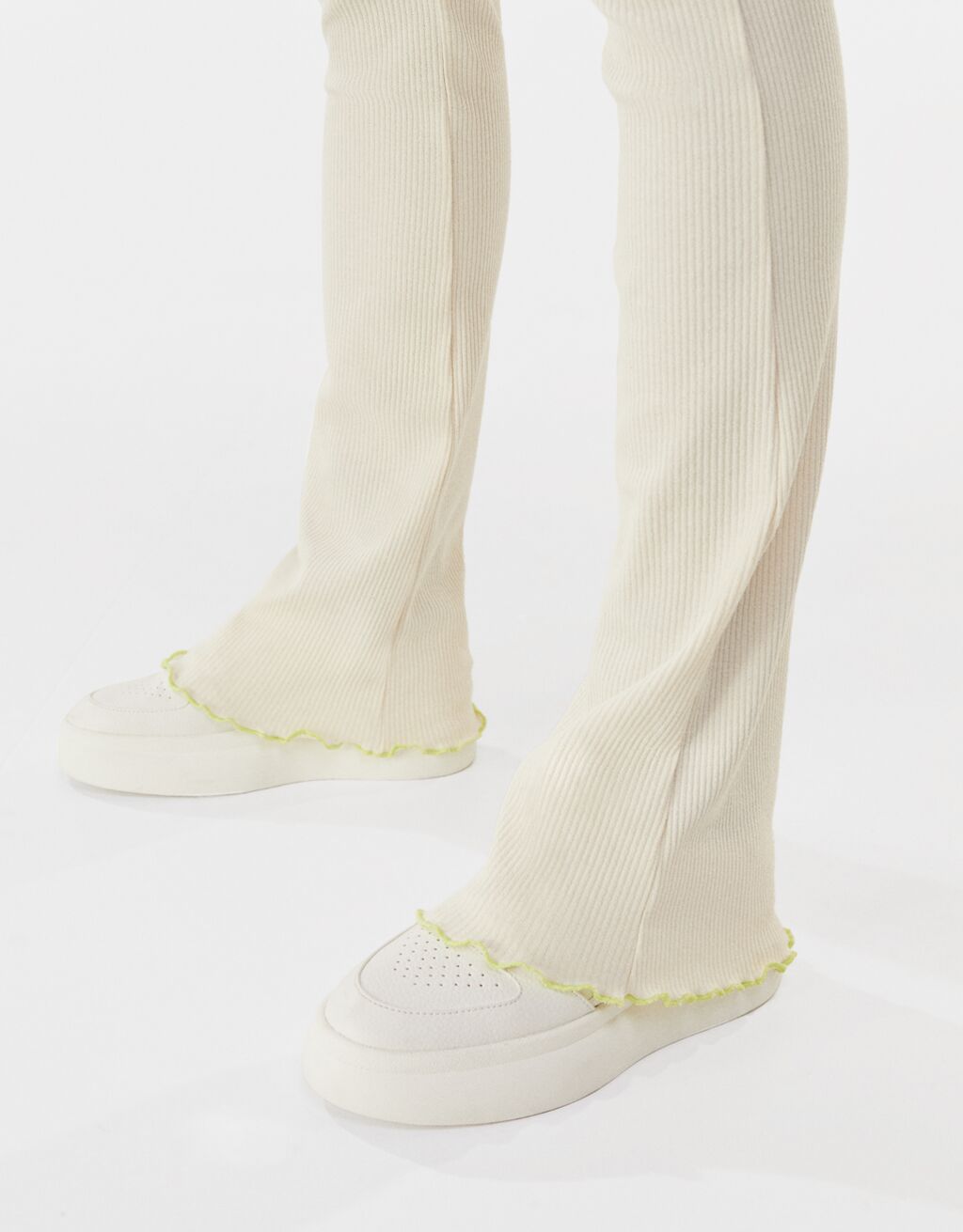 Pantalón flare rib - Mujer | Bershka