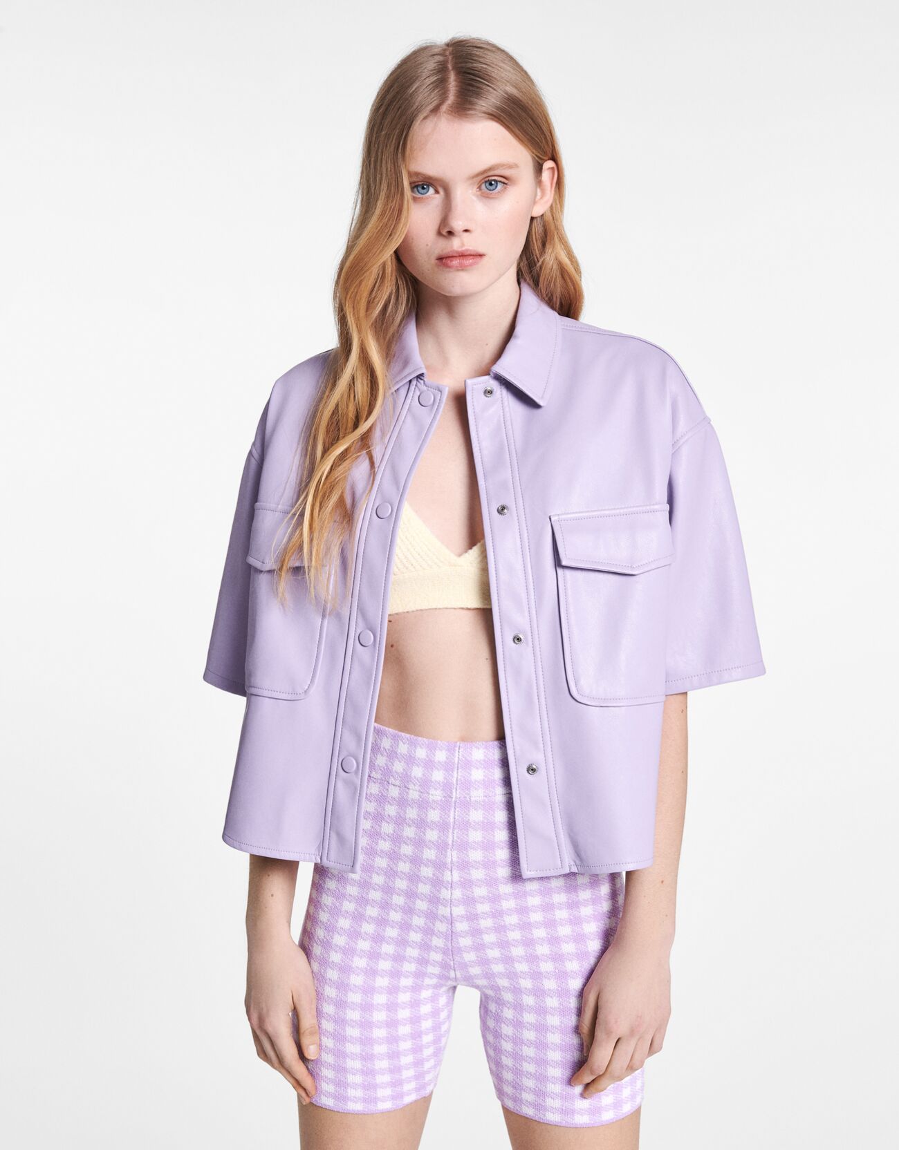 Фиолетовый Короткая куртка-рубашка из искусственной кожи Bershka