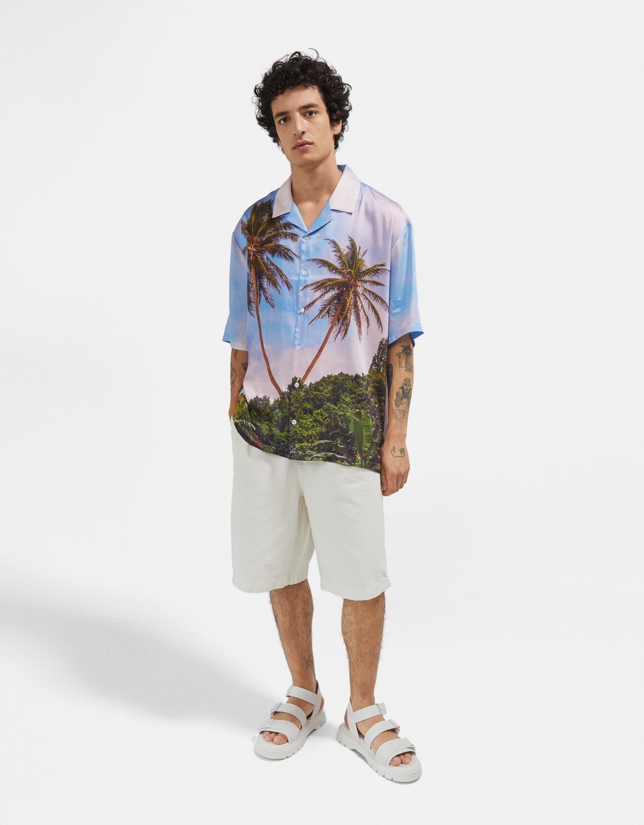 Bershka Kısa kollu desenli relaxed fit saten gömlek 0 Bershka Kısa kollu desenli relaxed fit saten gömlek 1