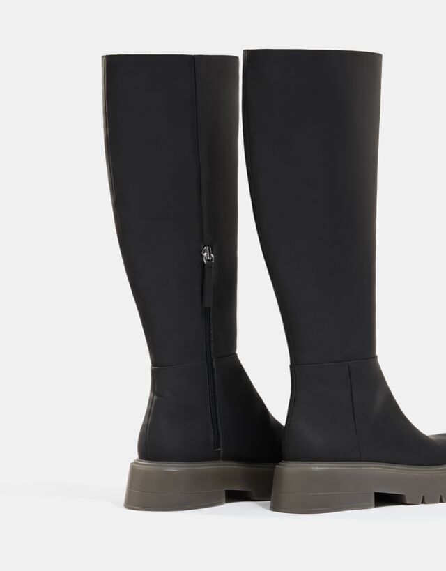 Rubberised flat boots - Woman | Bershka