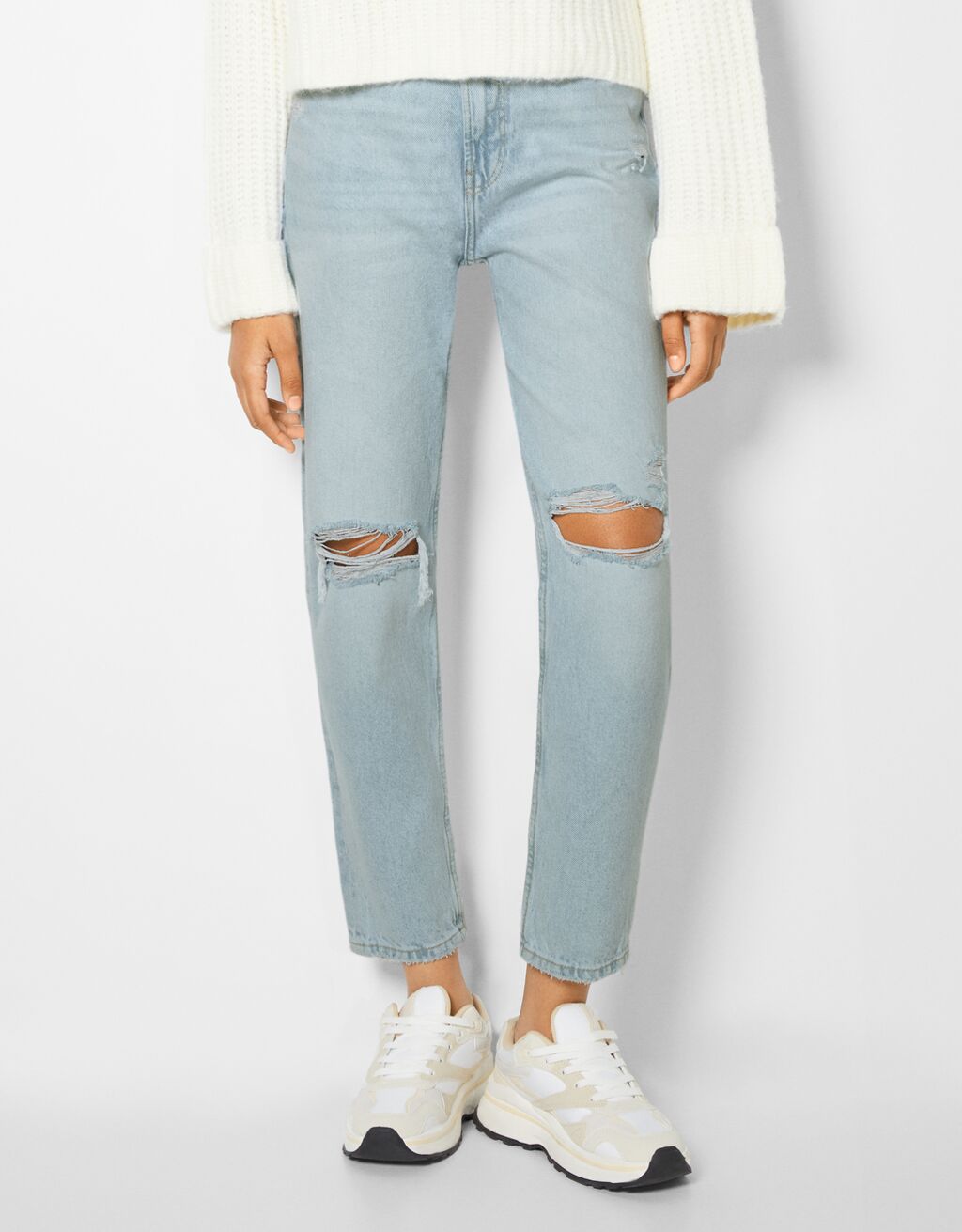 ג'ינס mom fit עם קרעים