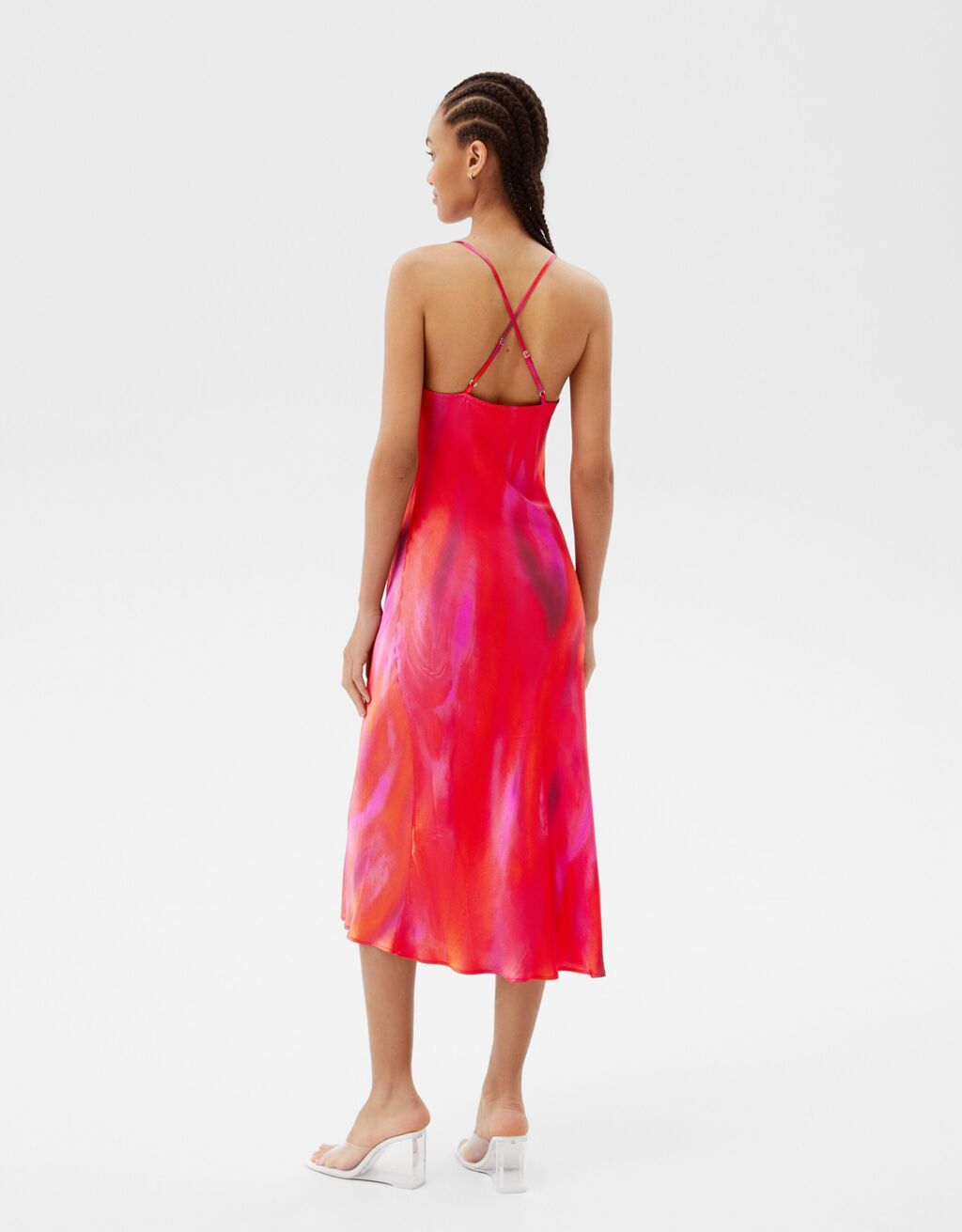 Długa sukienka z satyny z wycięciem z przodu - Kobieta | Bershka