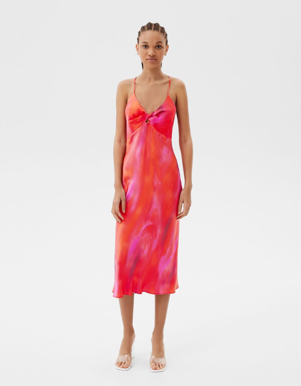 Długa sukienka z satyny z wycięciem z przodu - Kobieta | Bershka