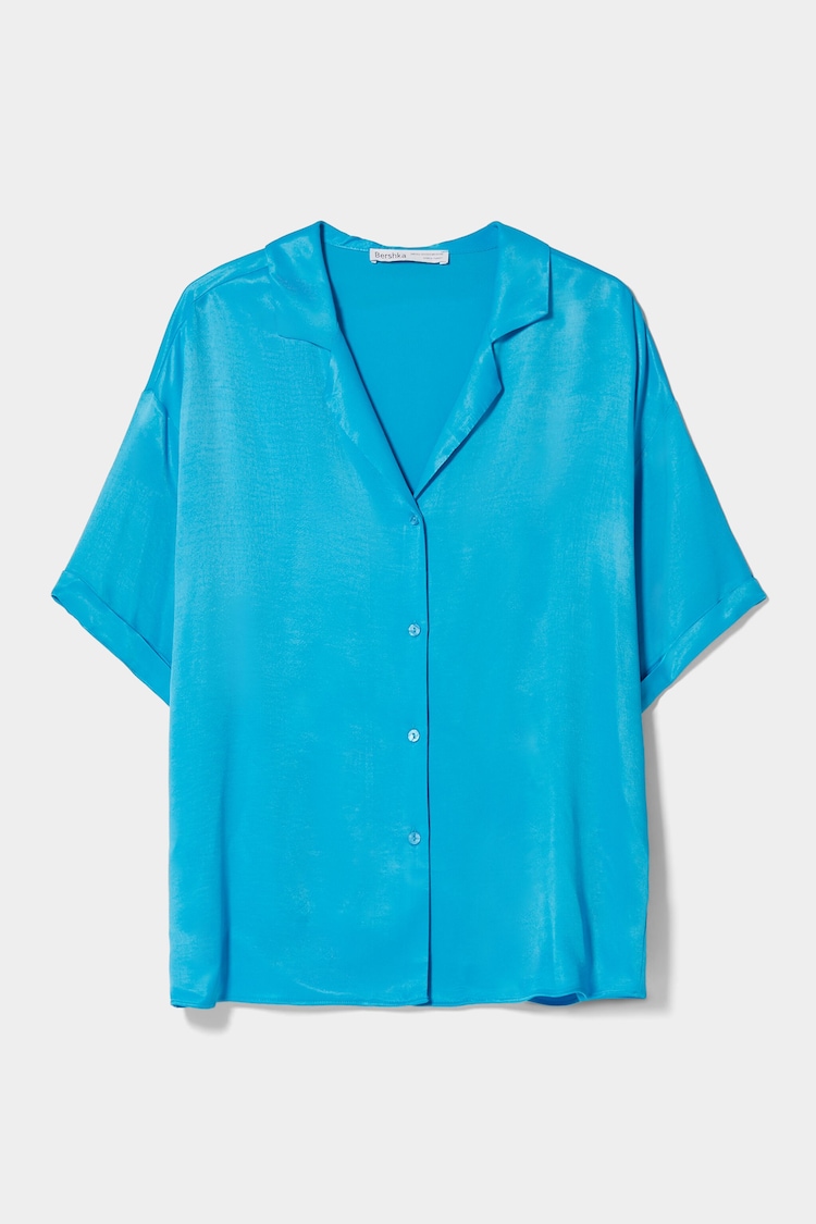 ‘Oversize’ stila satinēts krekls ar īsām piedurknēm un atloku apkakli