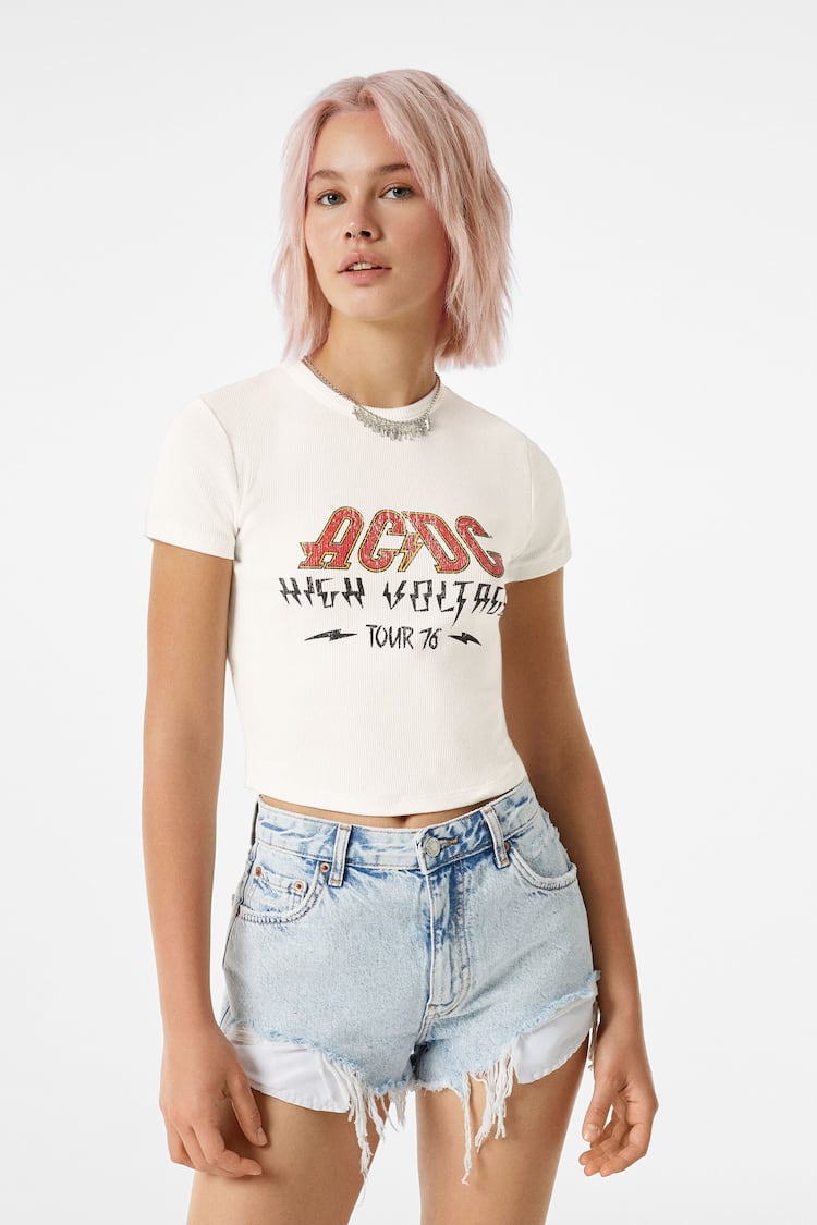 Bluzë me mëngë të shkurta me damarë, me imazh të AC/DC