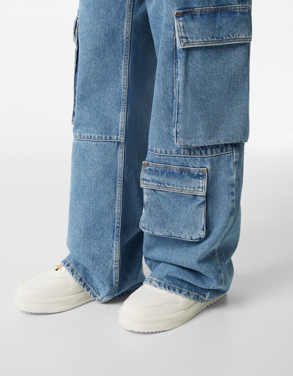 Multipocket cargo jeans Woman Bershka