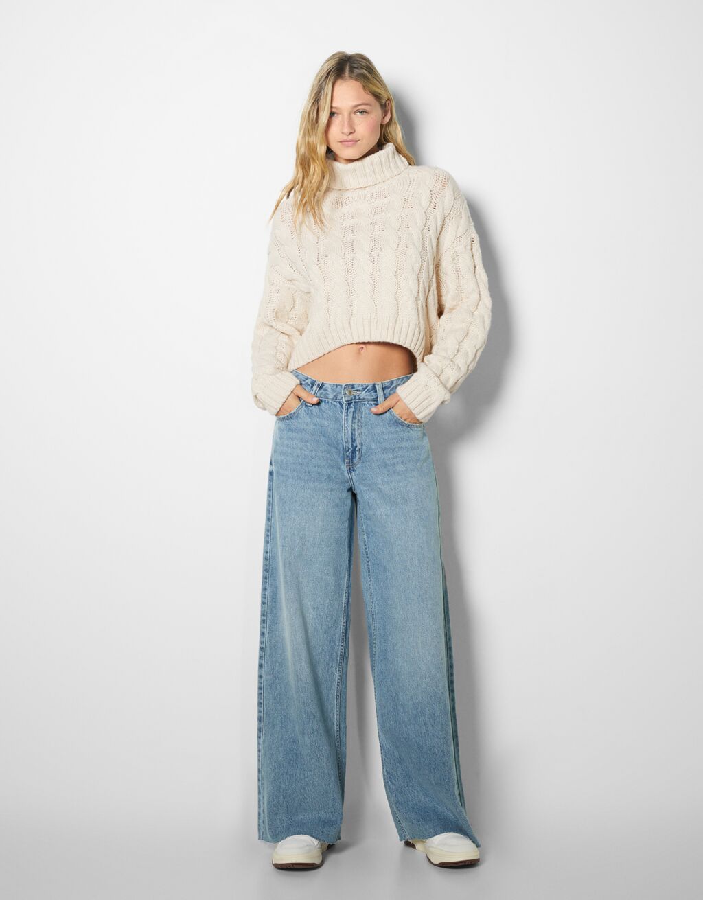 Low-rise baggy jeans