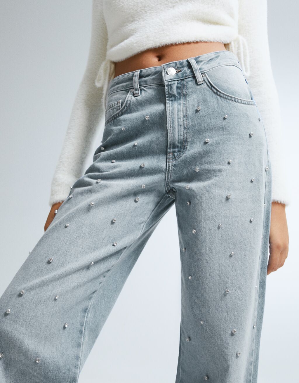 Wide-leg ‘90s jeans with rhinestones