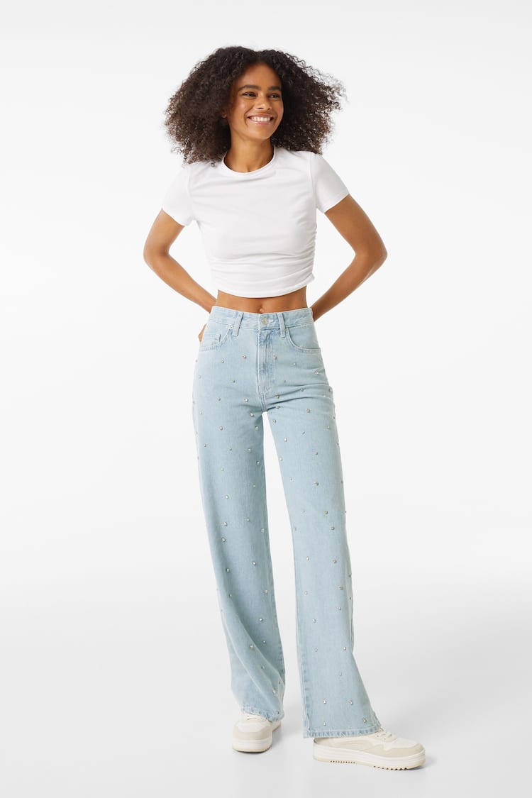 Широкие джинсы в стиле 90-х со стразами
