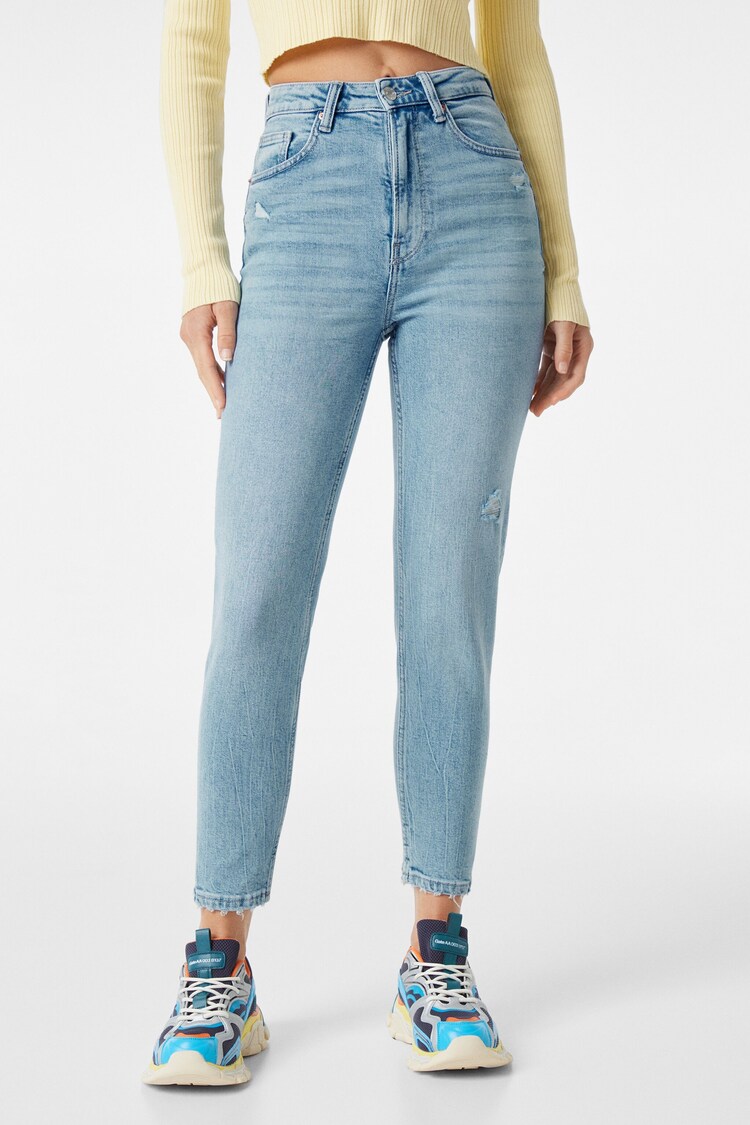 Ozke hlače iz džinsa v mama stilu