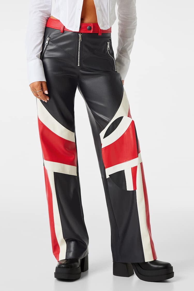 Pantalone od veštačke kože širokih nogavica trkački print