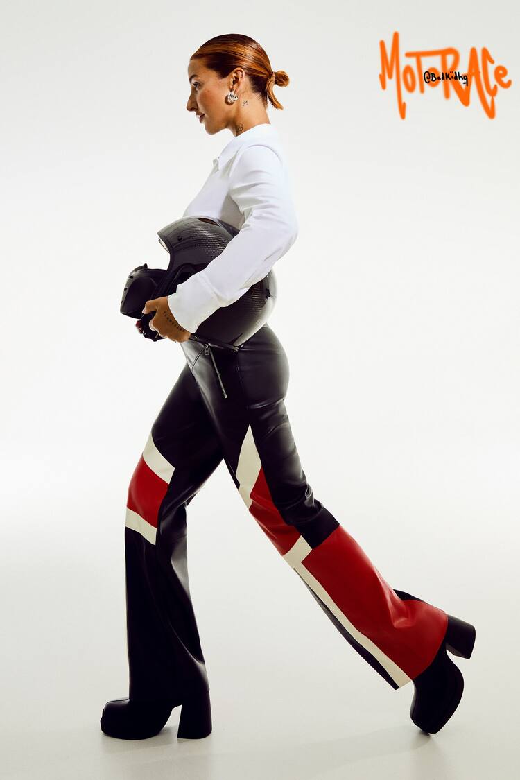 Pantallona këmbëgjera prej lëkurë sintetike me motive garash me makina