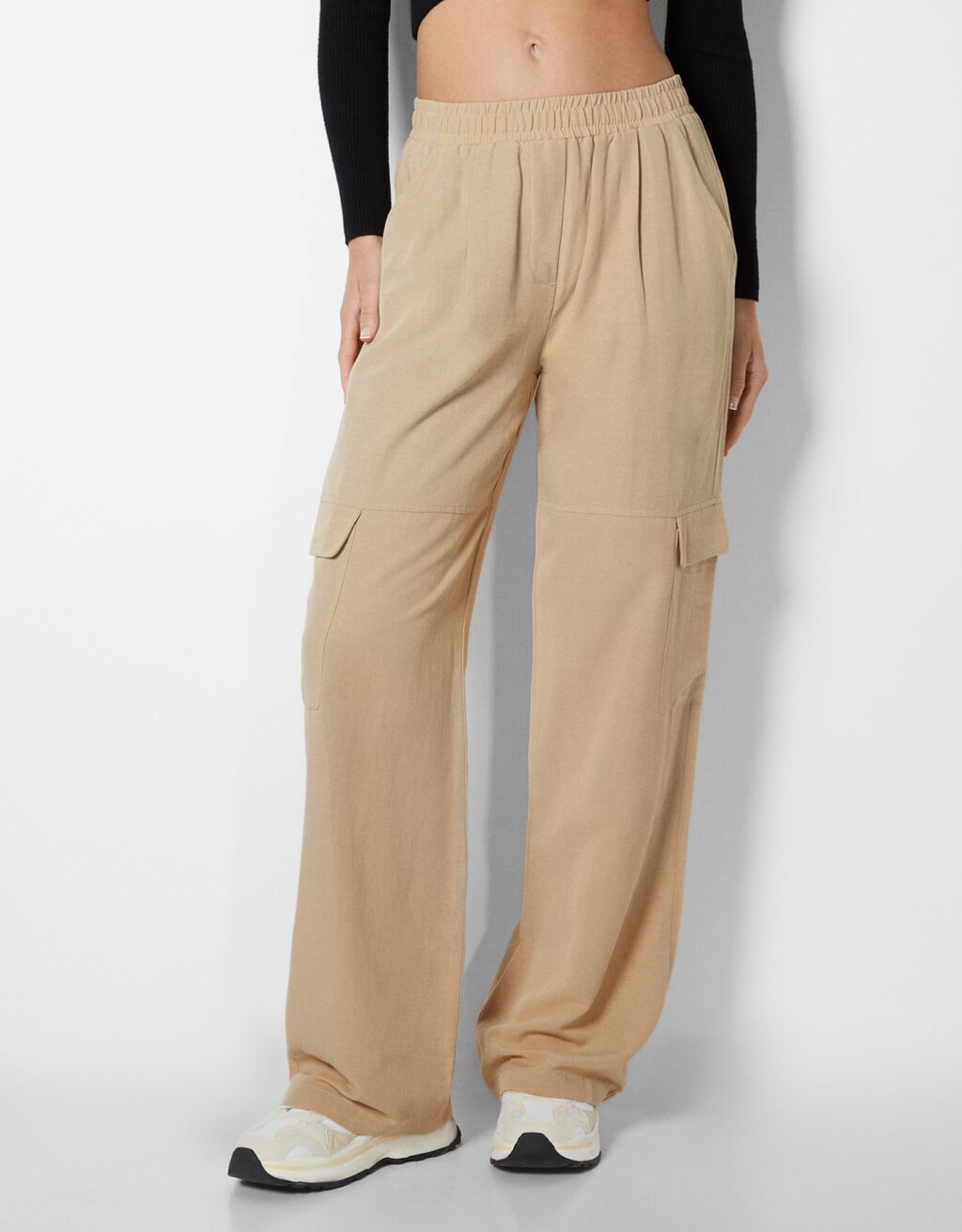 Rustic fabric cargo pants - Woman | Bershka