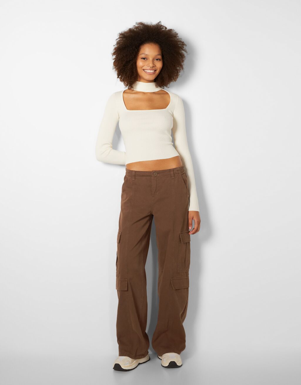 Straight fit cargo pants with an elastic waistband