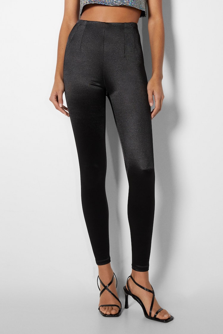 Fitted leggings with seams